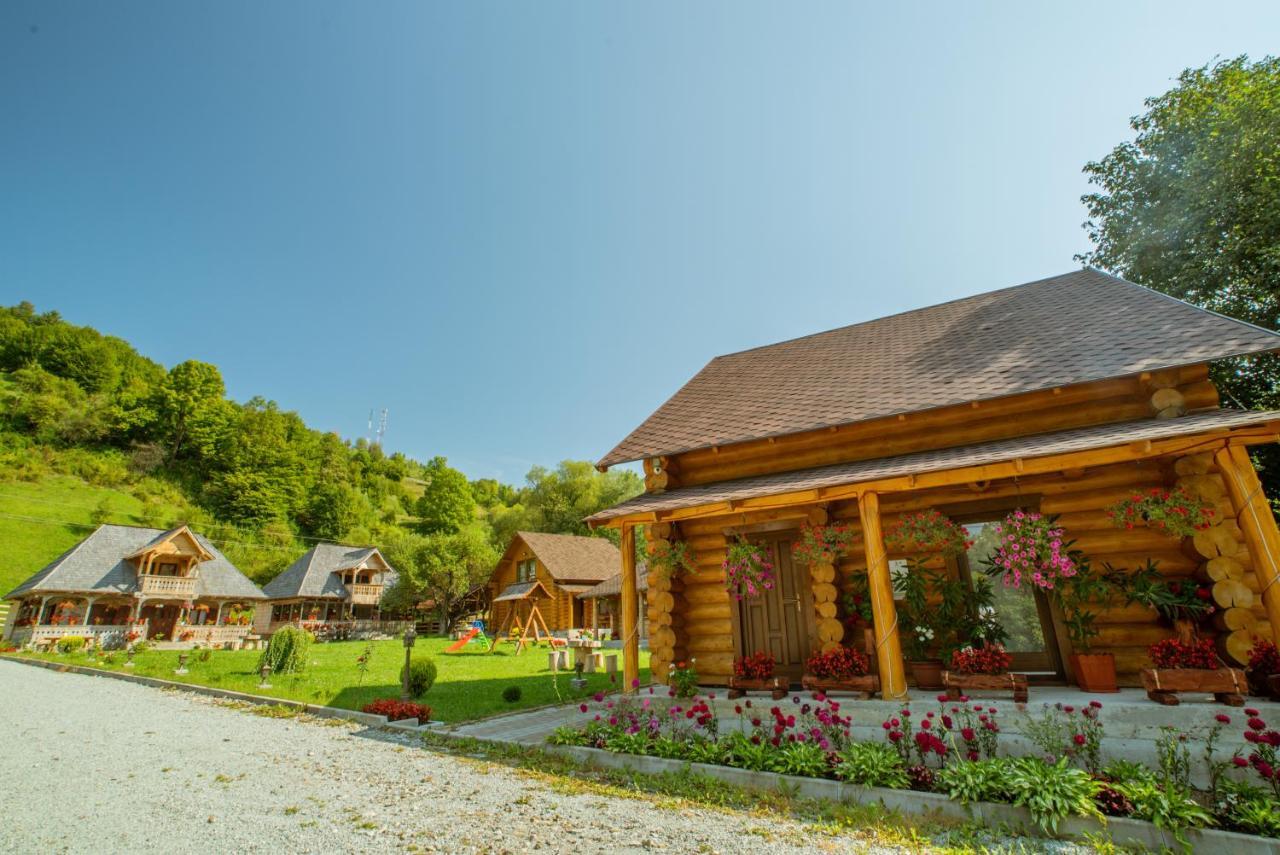 Casutele Din Moisei Hotel Exterior photo