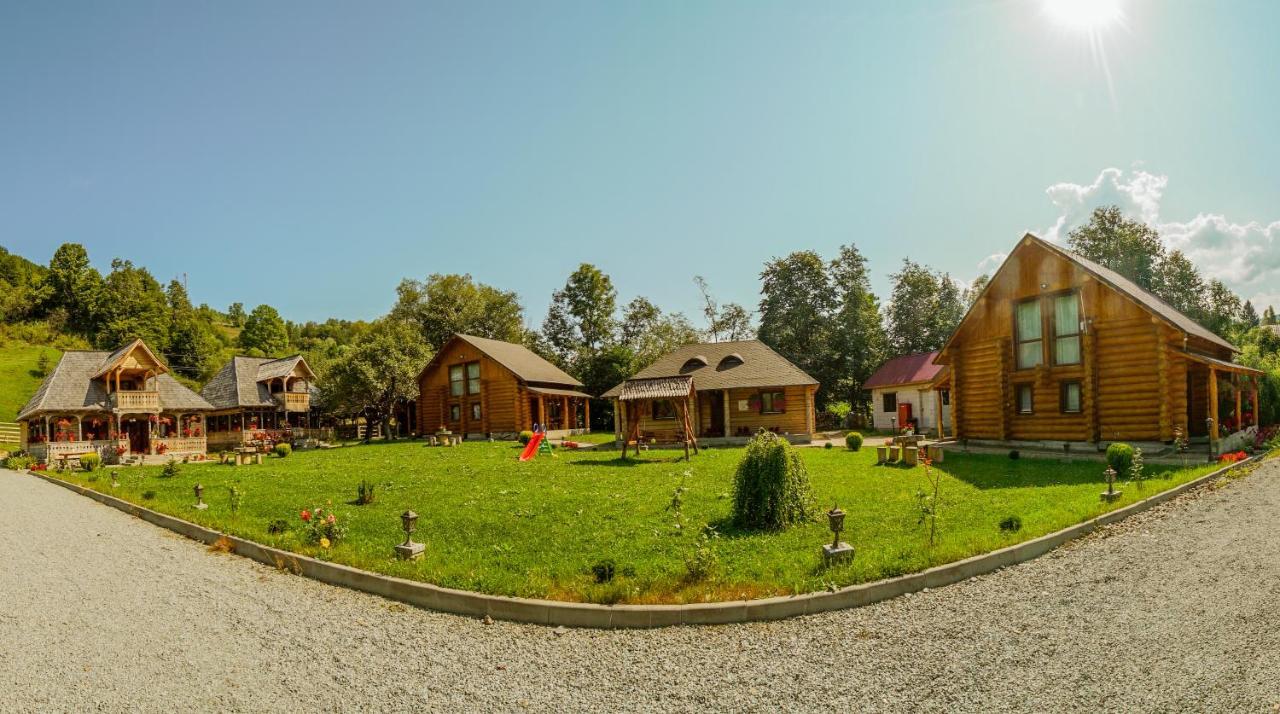 Casutele Din Moisei Hotel Exterior photo